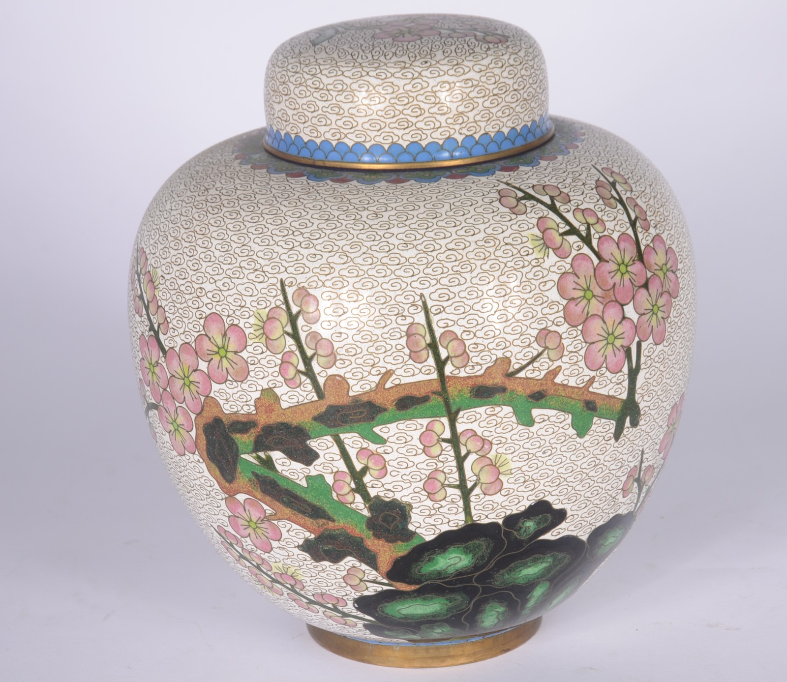 Potiche de cloisone oriental, fundo branco com flores em policromia. - foto 1 de 7