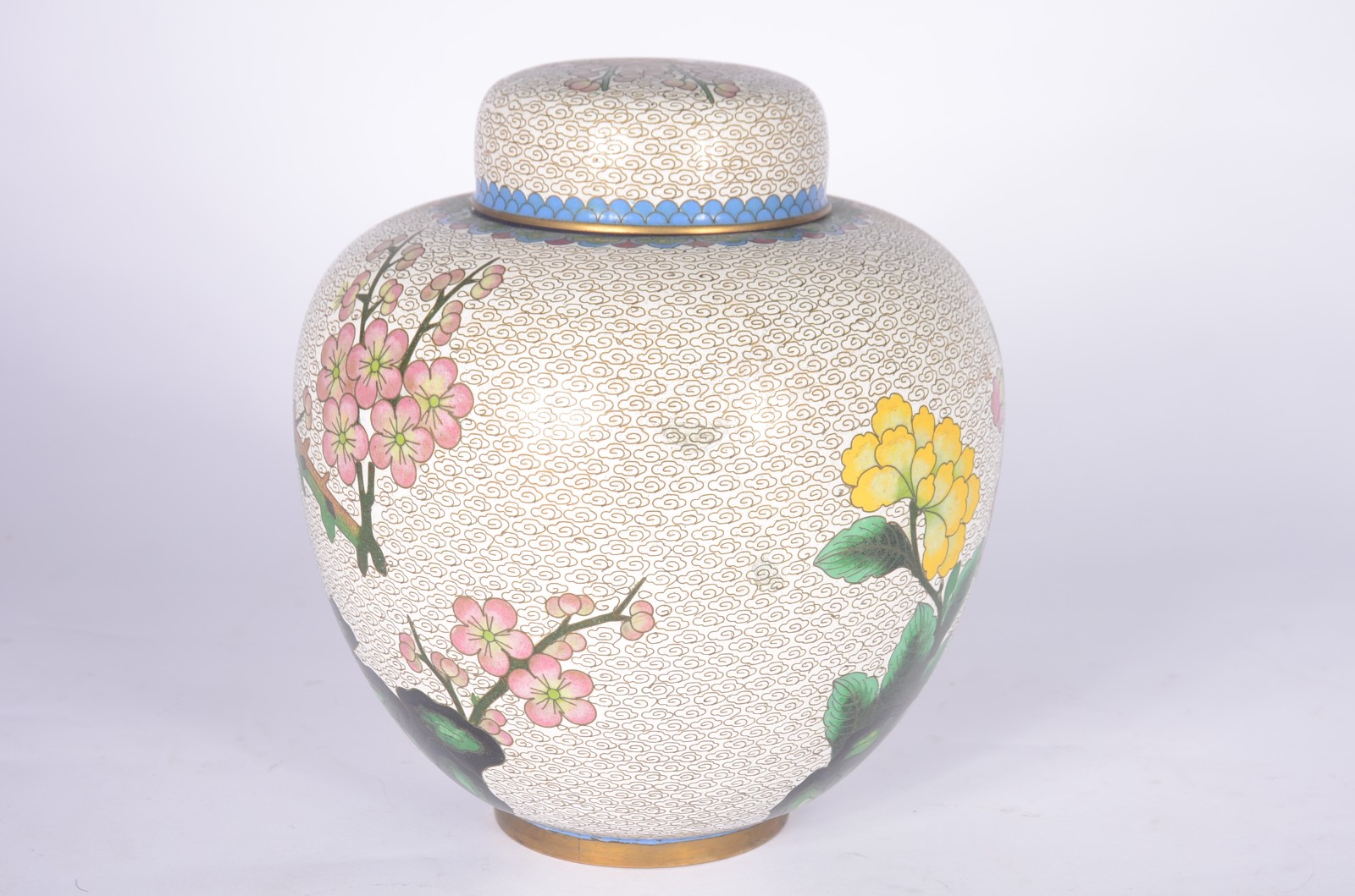 Potiche de cloisone oriental, fundo branco com flores em policromia. - foto 2 de 7