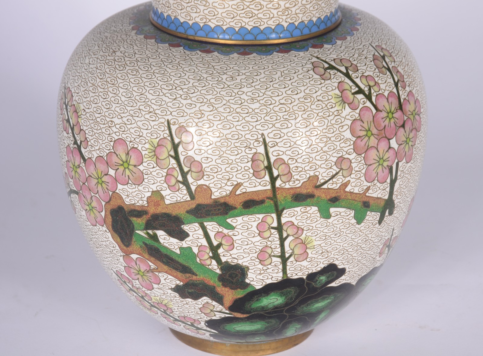 Potiche de cloisone oriental, fundo branco com flores em policromia. - foto 3 de 7