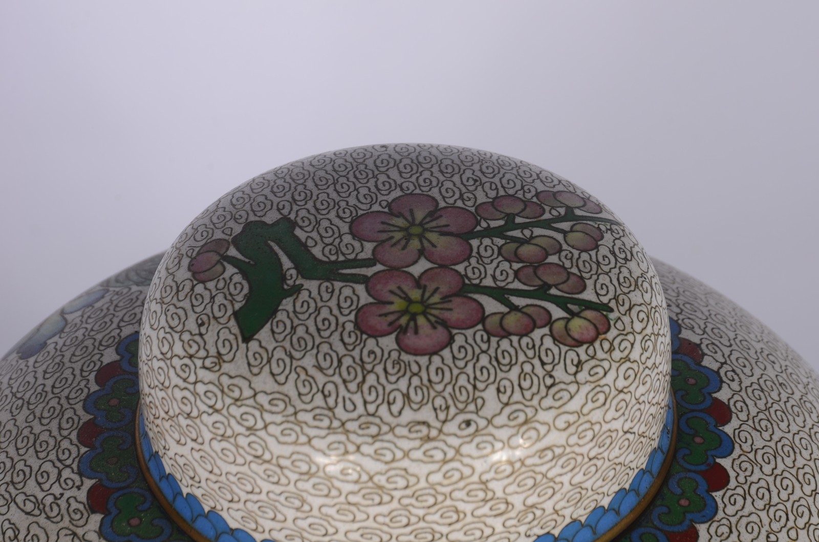 Potiche de cloisone oriental, fundo branco com flores em policromia. - foto 6 de 7