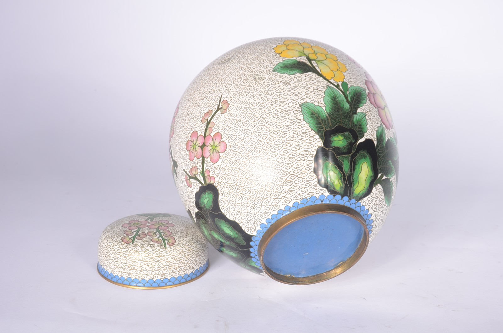 Potiche de cloisone oriental, fundo branco com flores em policromia. - foto 7 de 7