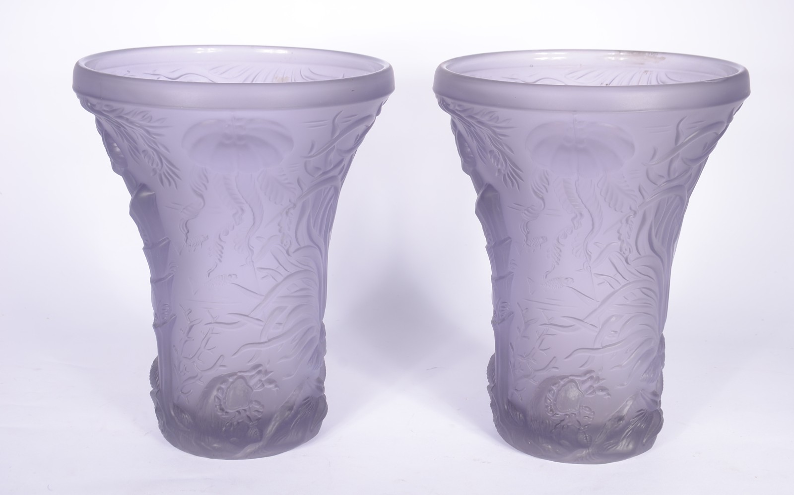 Par de vasos de vidro acetinado lilás decorados com vegetação marinha... - foto 1 de 8