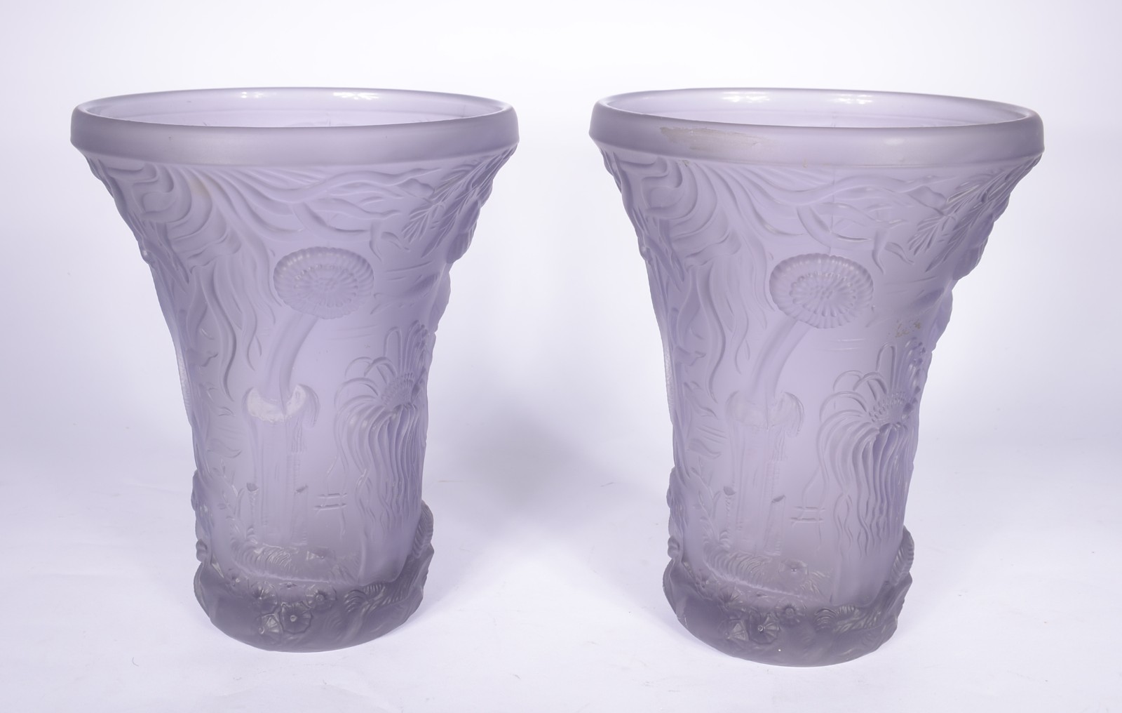 Par de vasos de vidro acetinado lilás decorados com vegetação marinha... - foto 2 de 8