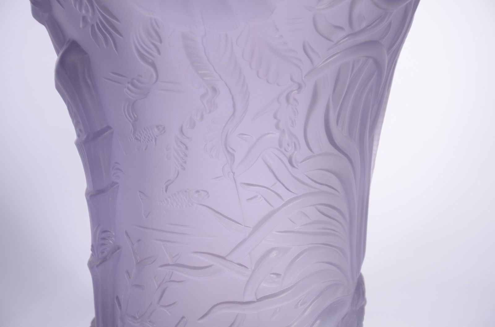 Par de vasos de vidro acetinado lilás decorados com vegetação marinha... - foto 3 de 8