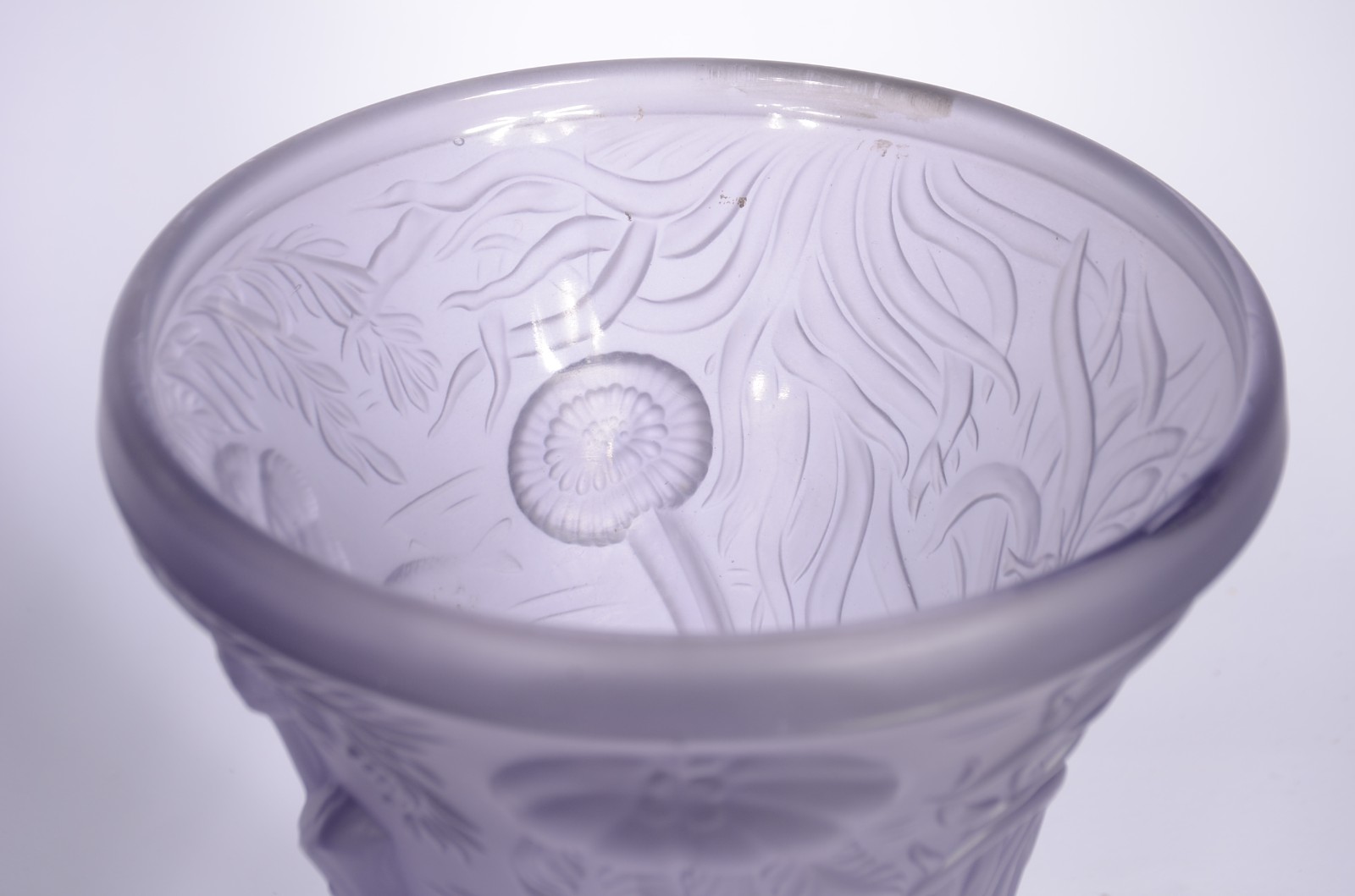Par de vasos de vidro acetinado lilás decorados com vegetação marinha... - foto 4 de 8