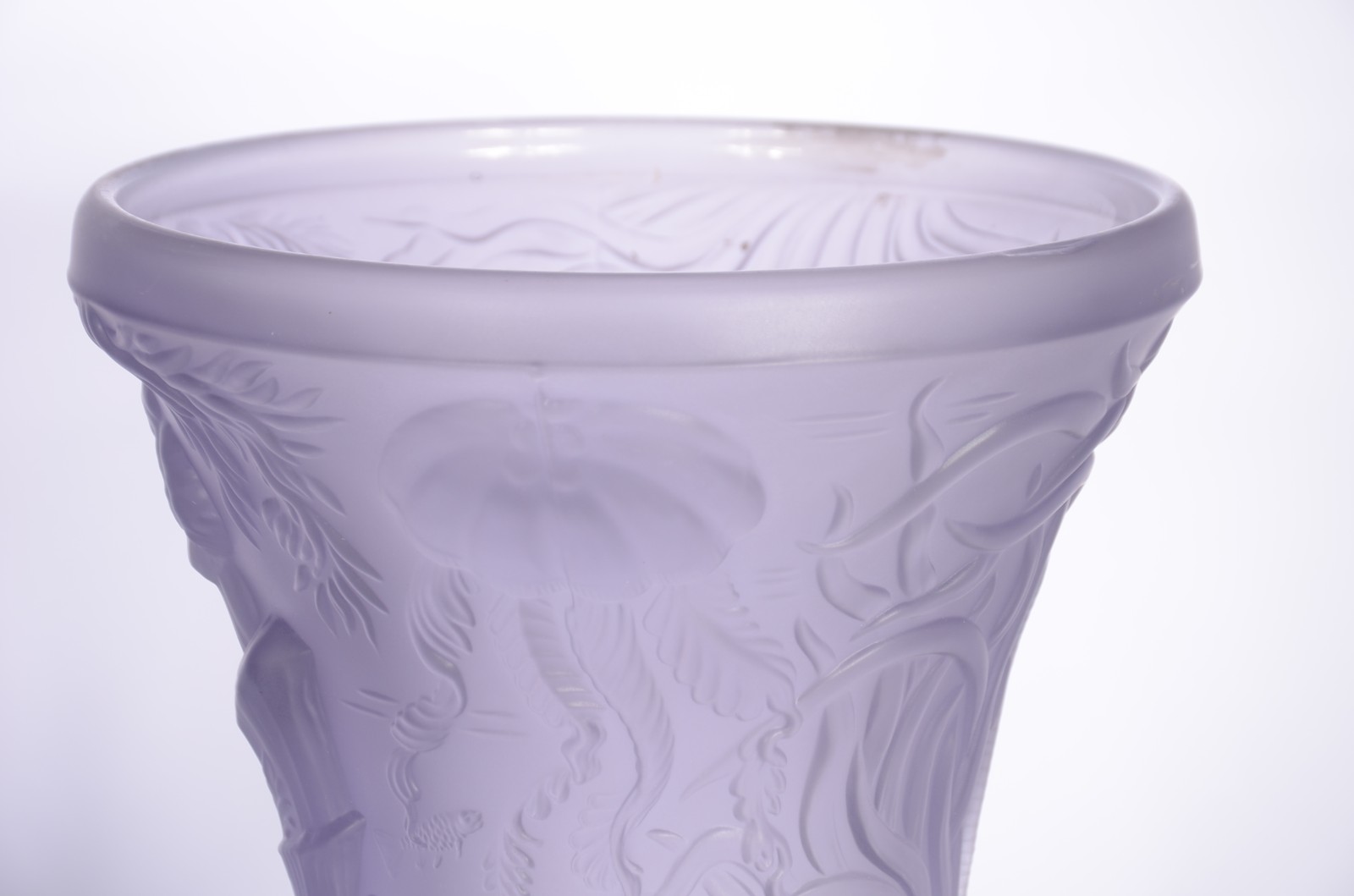 Par de vasos de vidro acetinado lilás decorados com vegetação marinha... - foto 5 de 8