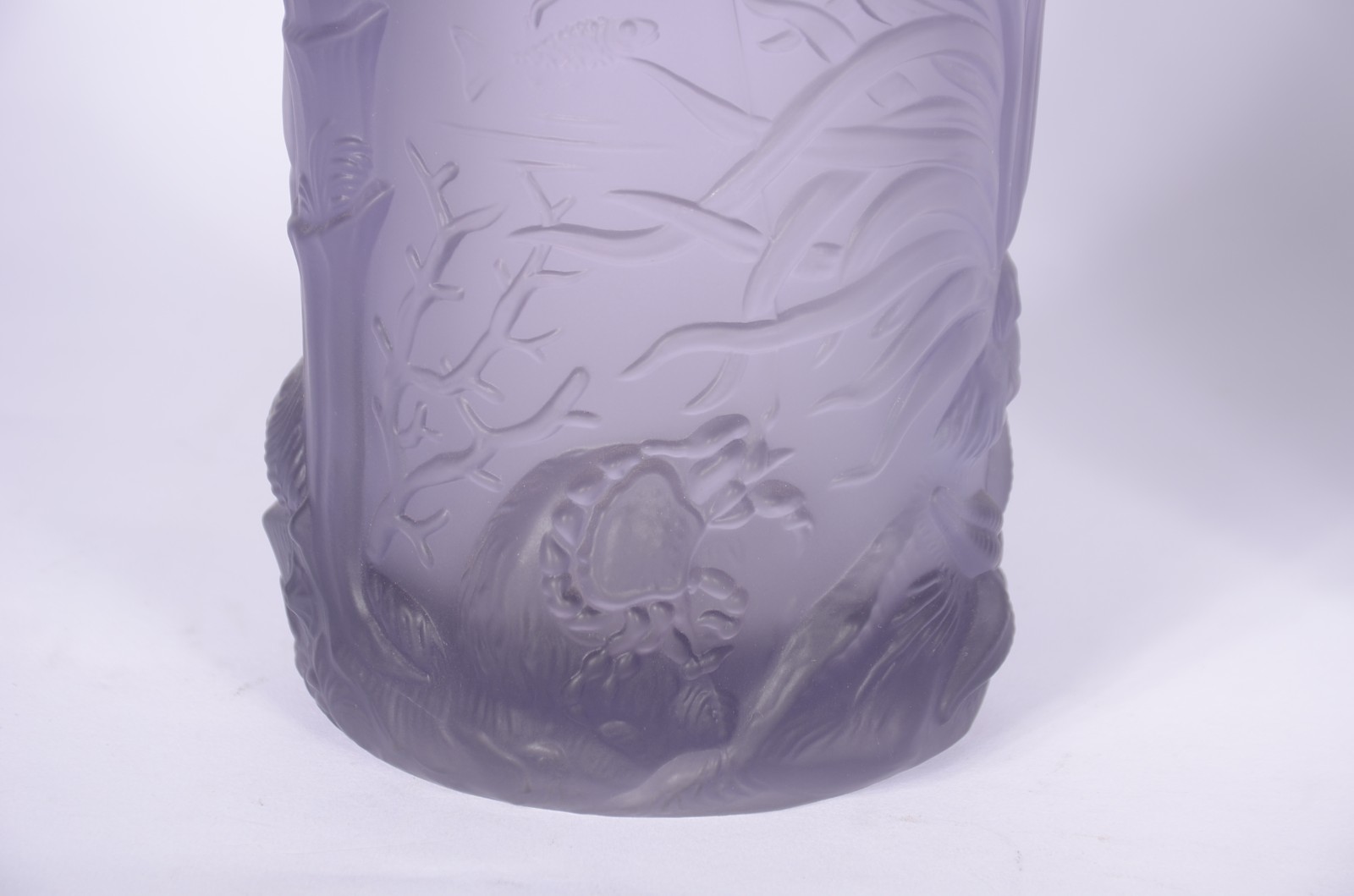 Par de vasos de vidro acetinado lilás decorados com vegetação marinha... - foto 6 de 8