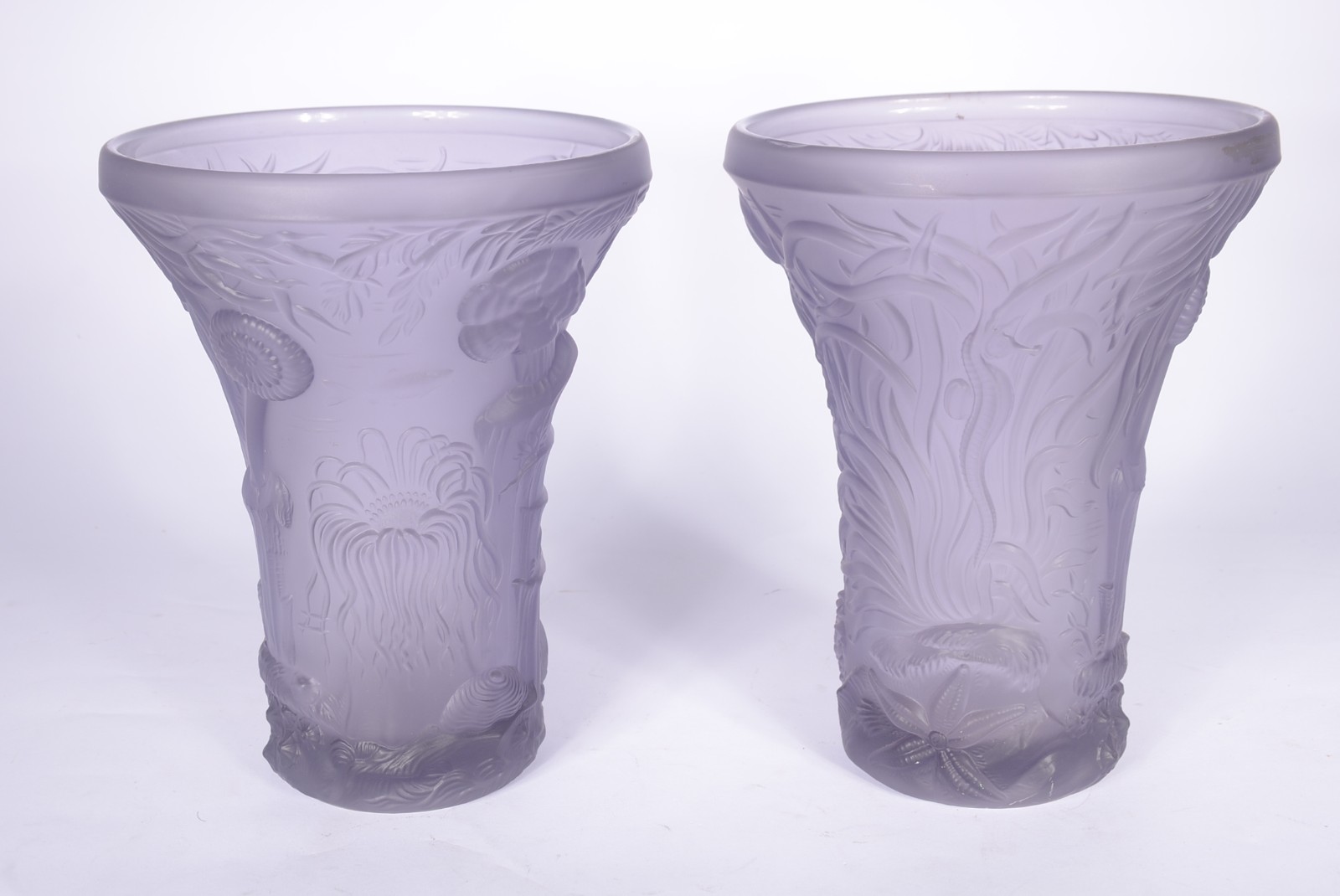 Par de vasos de vidro acetinado lilás decorados com vegetação marinha... - foto 7 de 8