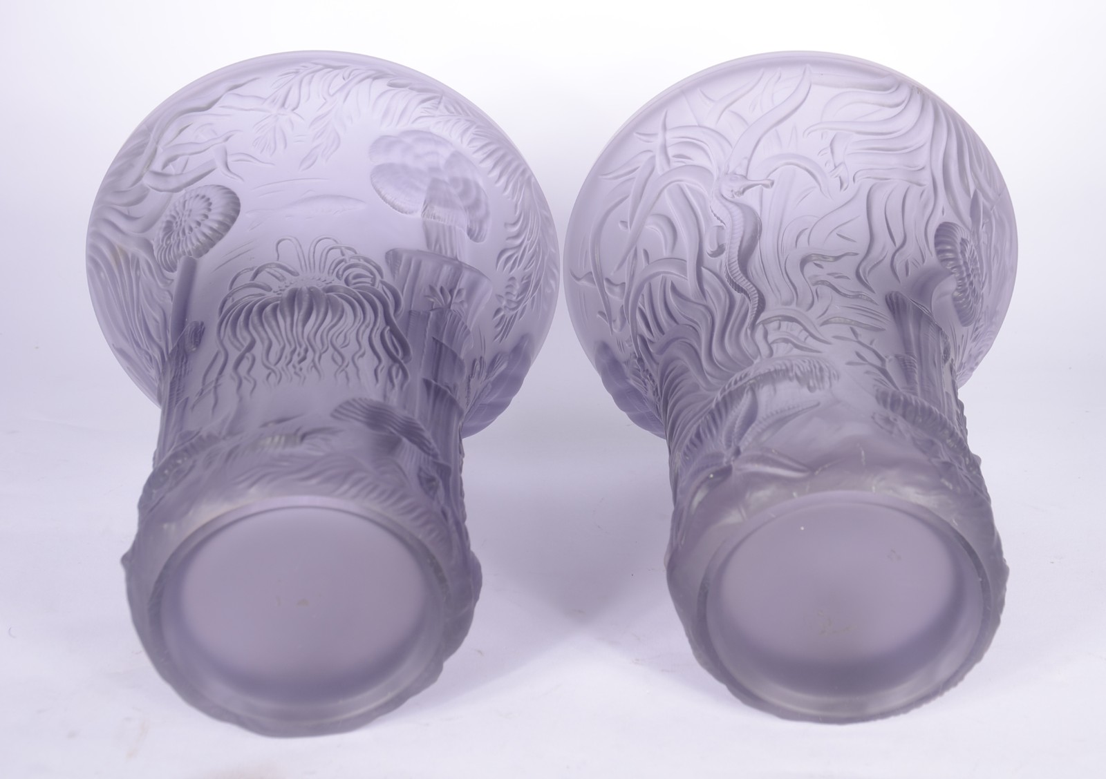 Par de vasos de vidro acetinado lilás decorados com vegetação marinha... - foto 8 de 8