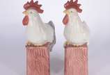Par de galos de porcelana policromada. Um com l... - Par de galos de porcelana policromada. Um com lascado na base.