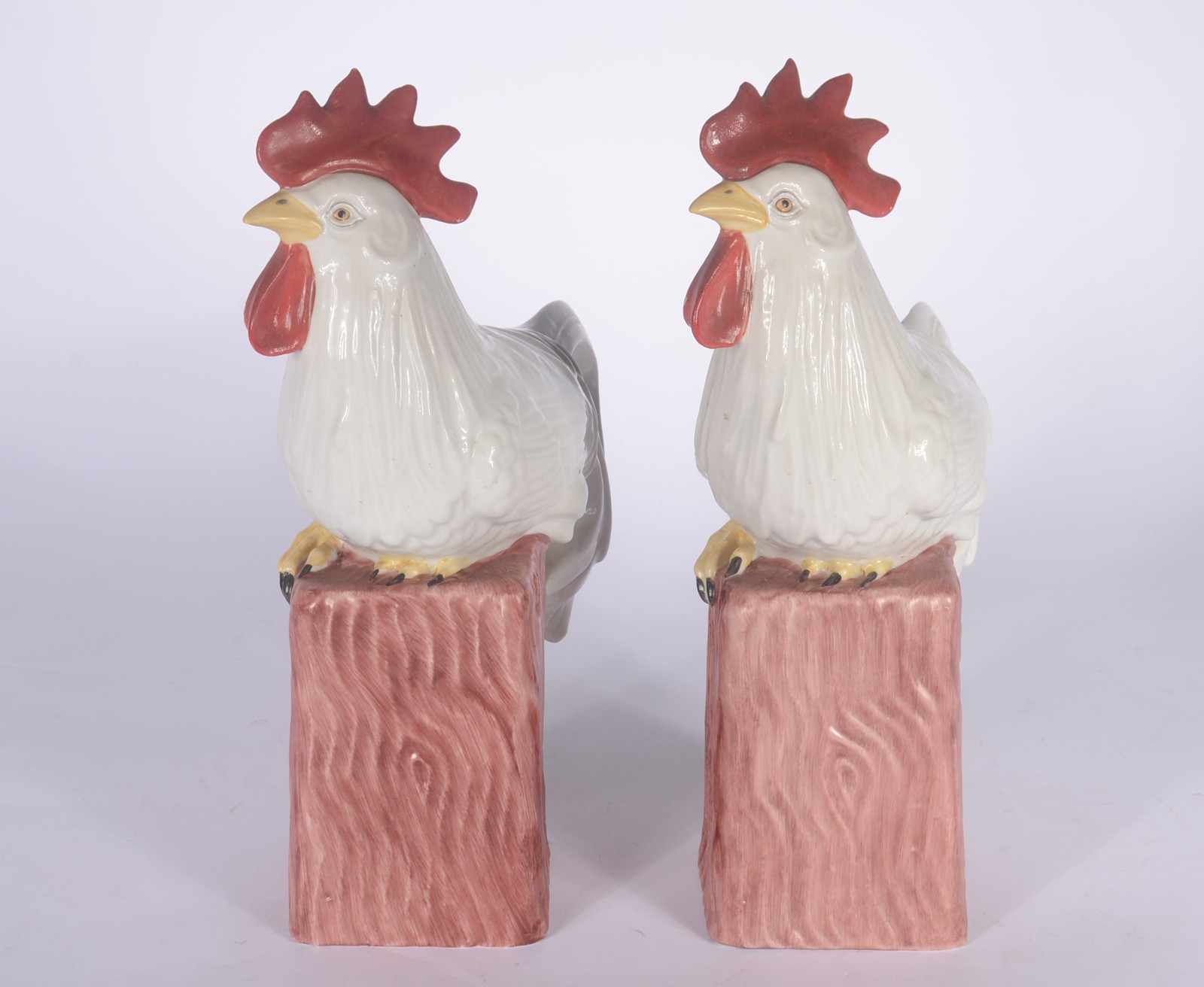 Par de galos de porcelana policromada. Um com lascado na base. - foto 2 de 9