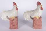 Par de galos de porcelana policromada. Um com l... - Par de galos de porcelana policromada. Um com lascado na base.
