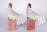 Par de galos de porcelana policromada. Um com l... - Par de galos de porcelana policromada. Um com lascado na base.