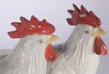 Par de galos de porcelana policromada. Um com l... - Par de galos de porcelana policromada. Um com lascado na base.