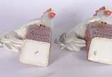 Par de galos de porcelana policromada. Um com l... - Par de galos de porcelana policromada. Um com lascado na base.
