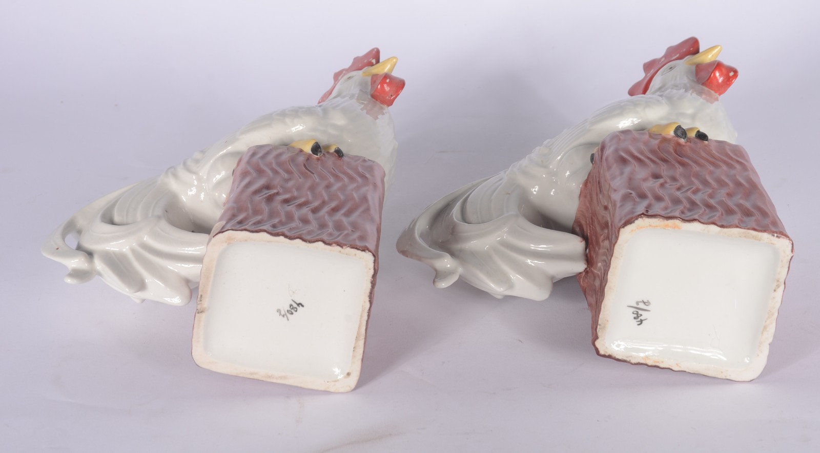 Par de galos de porcelana policromada. Um com lascado na base. - foto 6 de 9