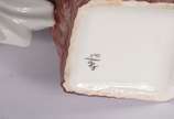 Par de galos de porcelana policromada. Um com l... - Par de galos de porcelana policromada. Um com lascado na base.