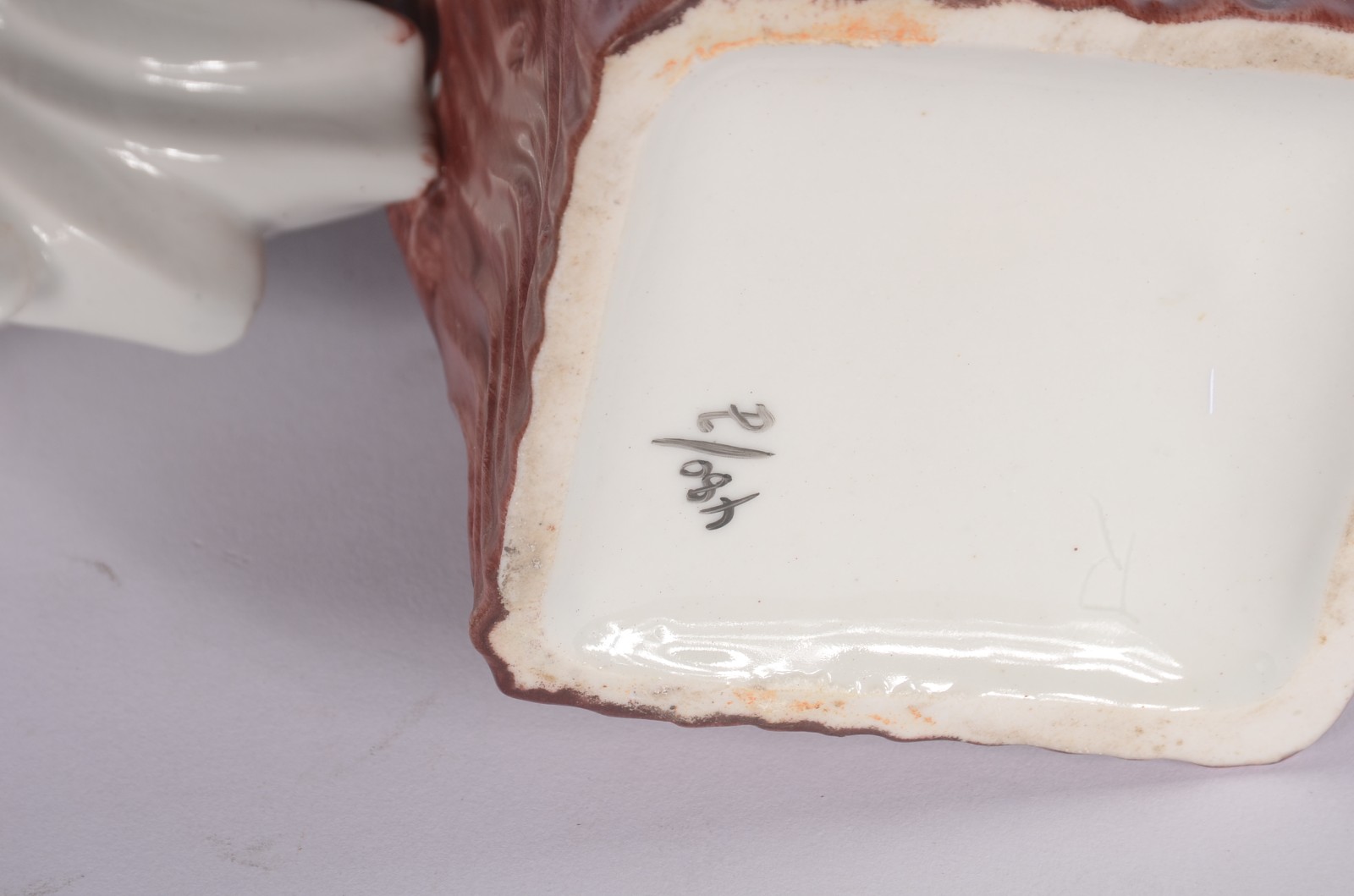 Par de galos de porcelana policromada. Um com lascado na base. - foto 8 de 9