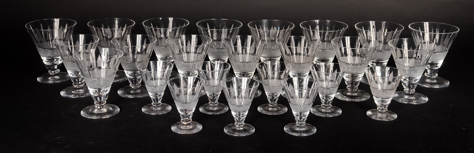 Serviço de cristal lapidado, composto de: 8 taças para vinho tinto, 8... - foto 1 de 8