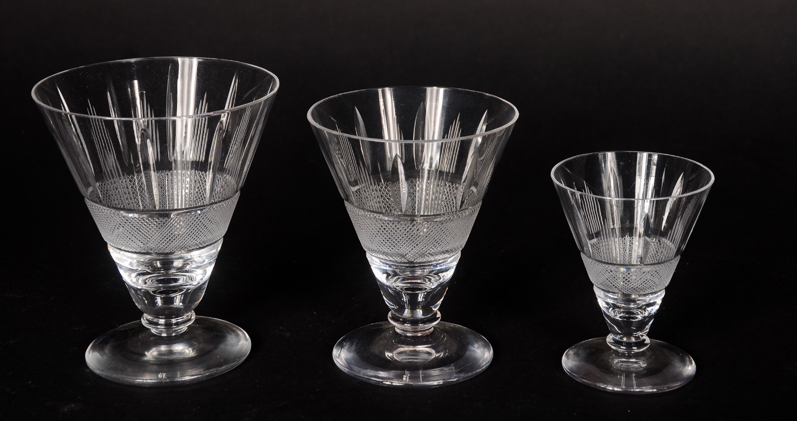 Serviço de cristal lapidado, composto de: 8 taças para vinho tinto, 8... - foto 2 de 8