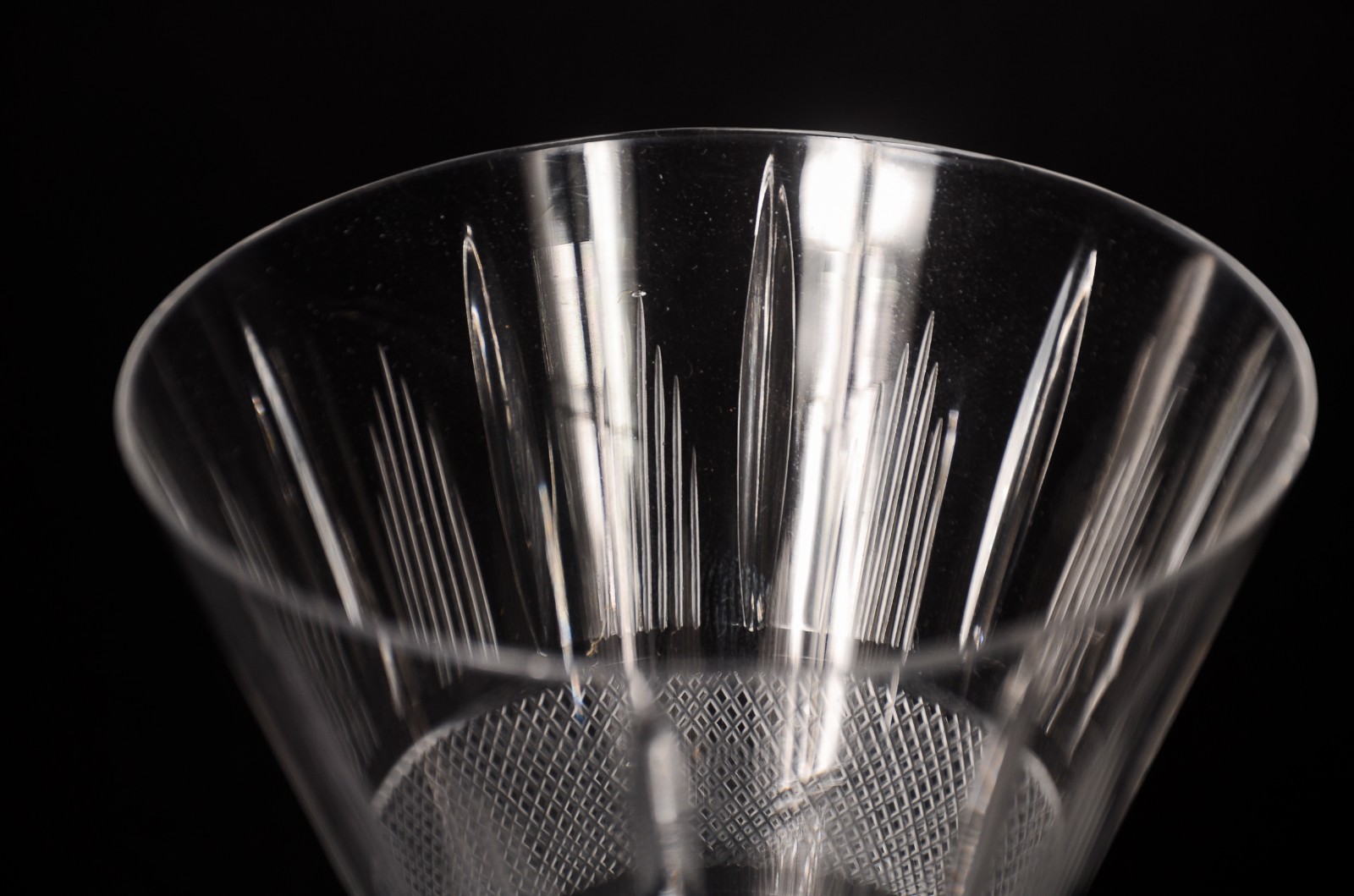 Serviço de cristal lapidado, composto de: 8 taças para vinho tinto, 8... - foto 3 de 8