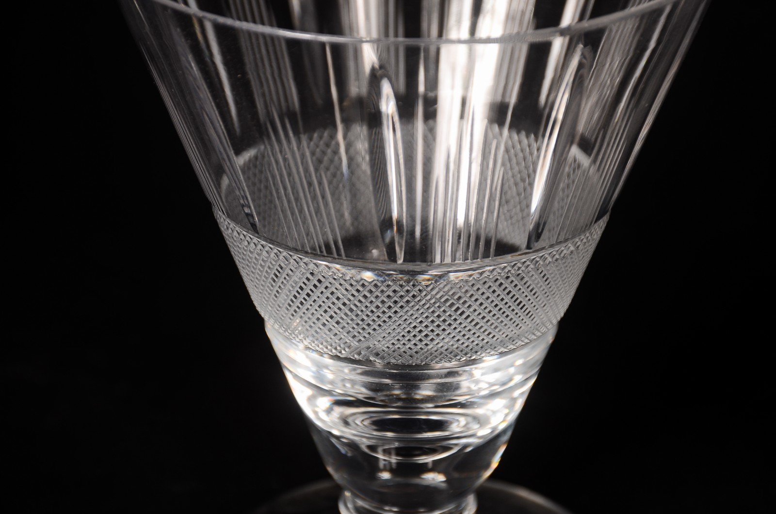Serviço de cristal lapidado, composto de: 8 taças para vinho tinto, 8... - foto 5 de 8