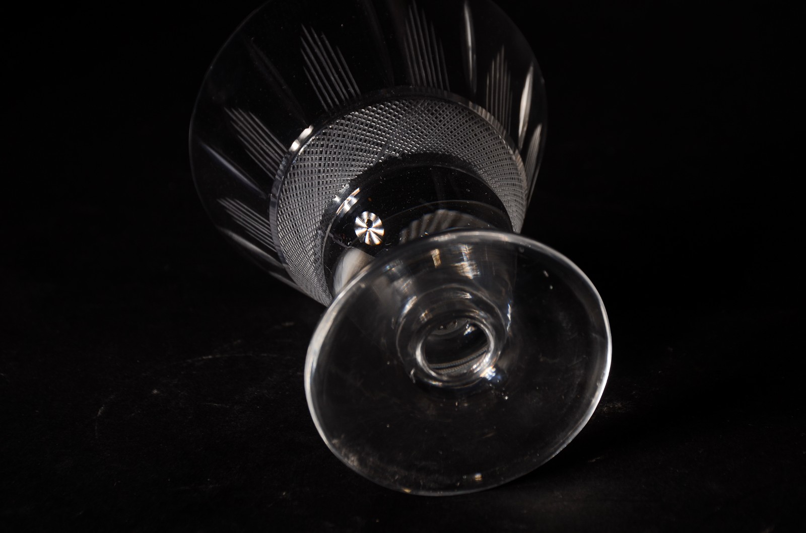 Serviço de cristal lapidado, composto de: 8 taças para vinho tinto, 8... - foto 7 de 8
