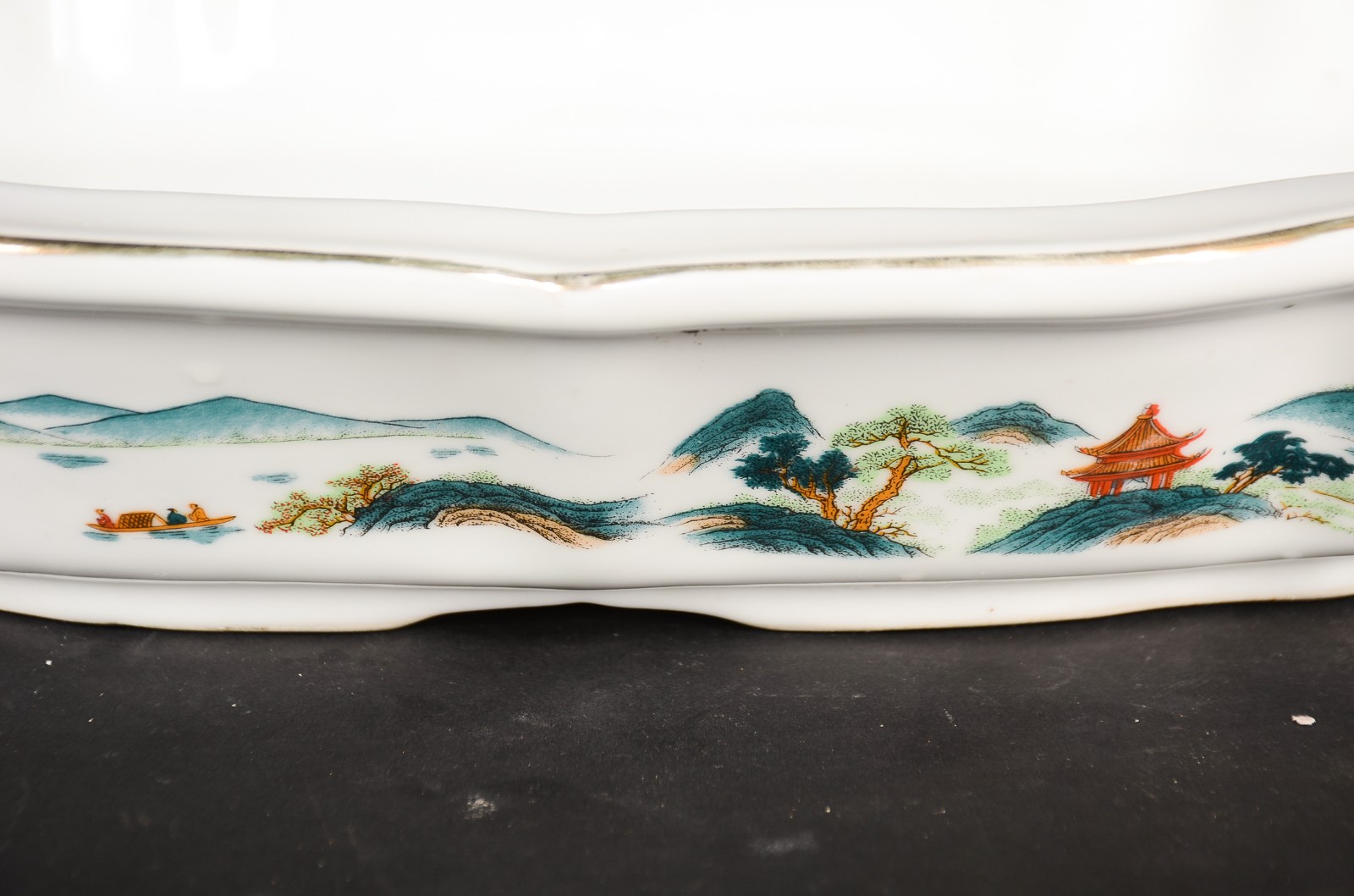 Bacia de porcelana oriental decorada com paisagens típicas em... - foto 6 de 7