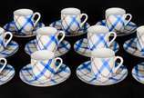 Conjunto com 11 xícaras com pires de porcelana ... - Conjunto com 11 xícaras com pires de porcelana japonesa "xadrez".