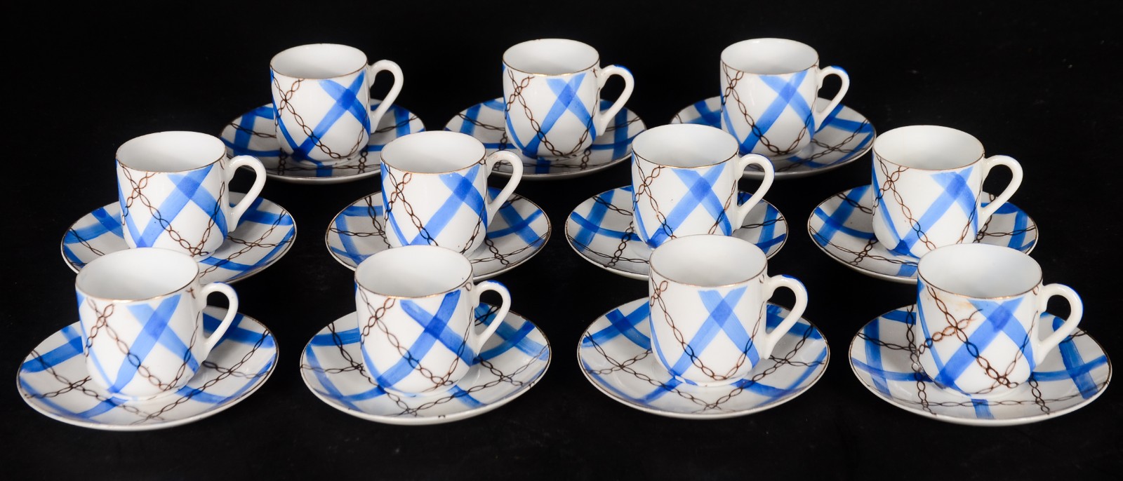 Conjunto com 11 xícaras com pires de porcelana japonesa "xadrez". - foto 1 de 5