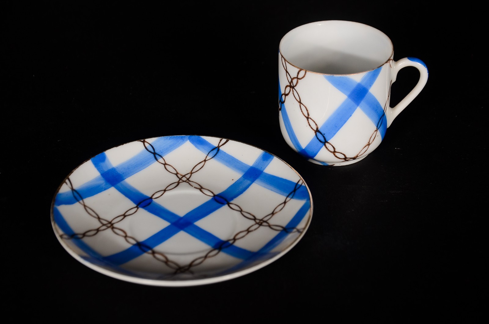 Conjunto com 11 xícaras com pires de porcelana japonesa "xadrez". - foto 3 de 5