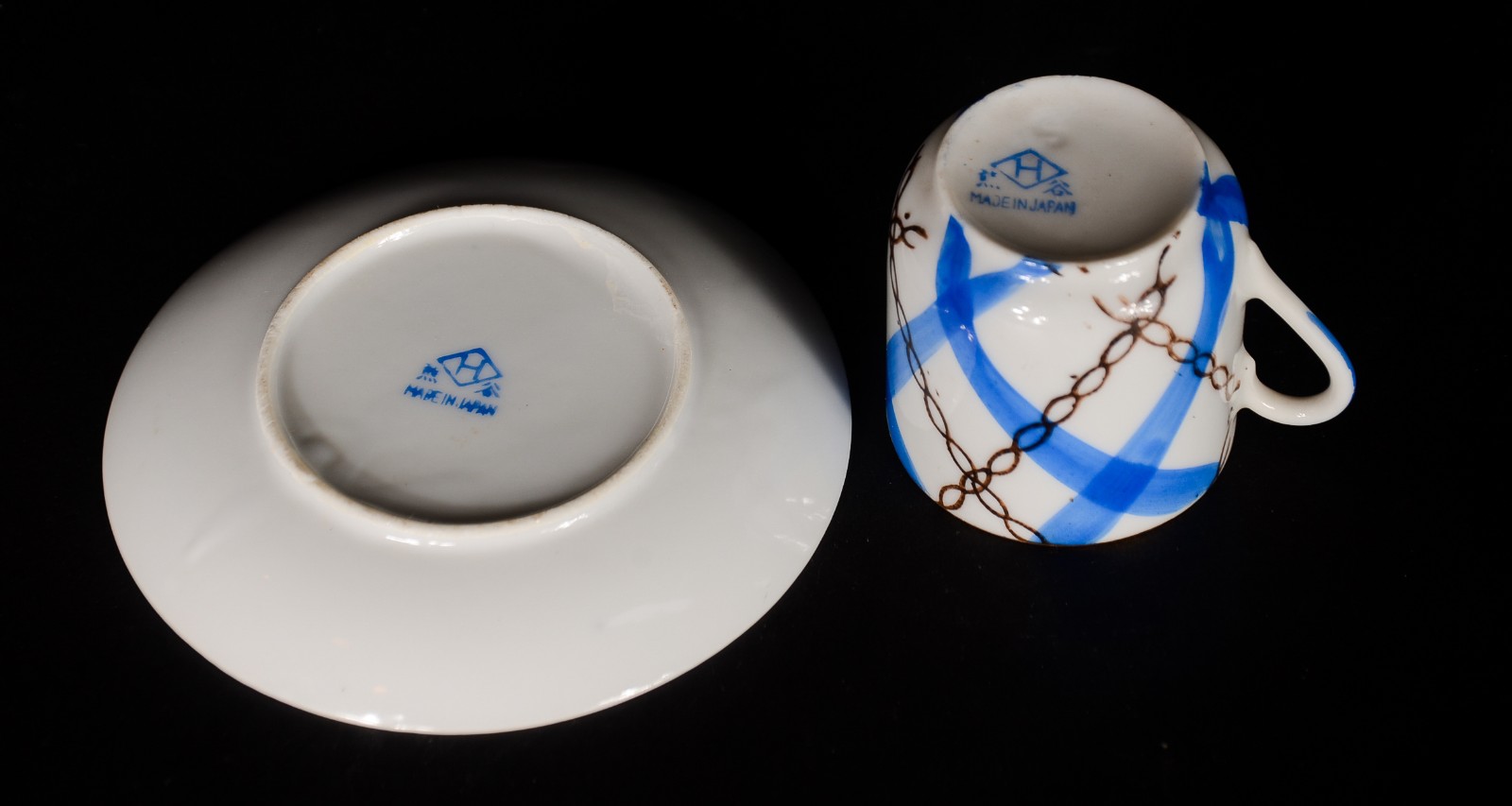 Conjunto com 11 xícaras com pires de porcelana japonesa "xadrez". - foto 4 de 5