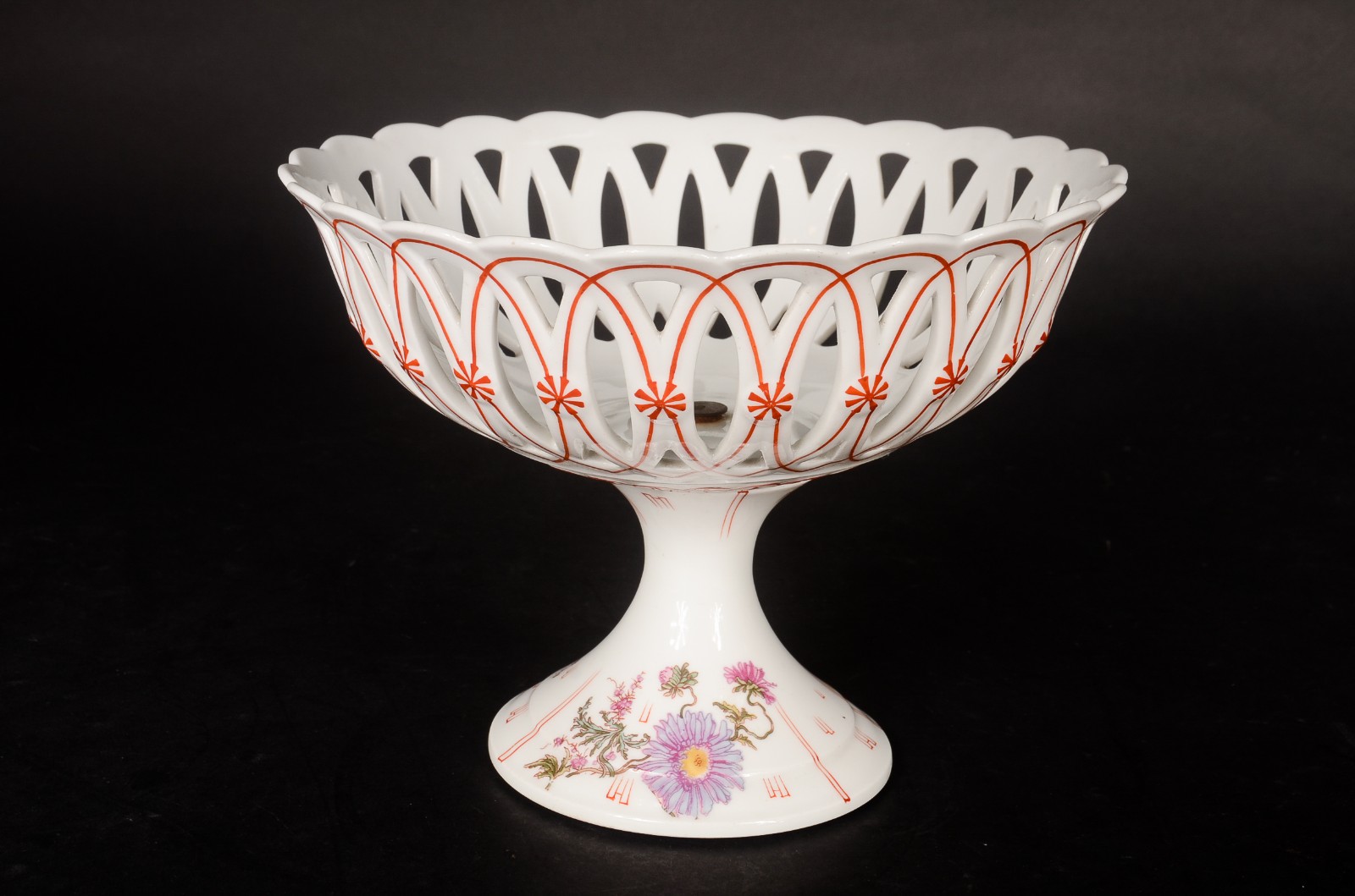 Fruteira de porcelana francesa D&C, fundo branco decorado com flores... - foto 1 de 10