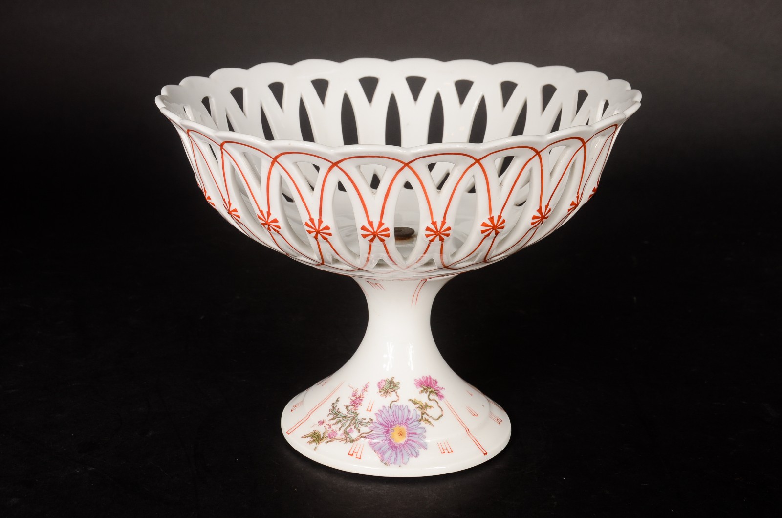 Fruteira de porcelana francesa D&C, fundo branco decorado com flores... - foto 2 de 10