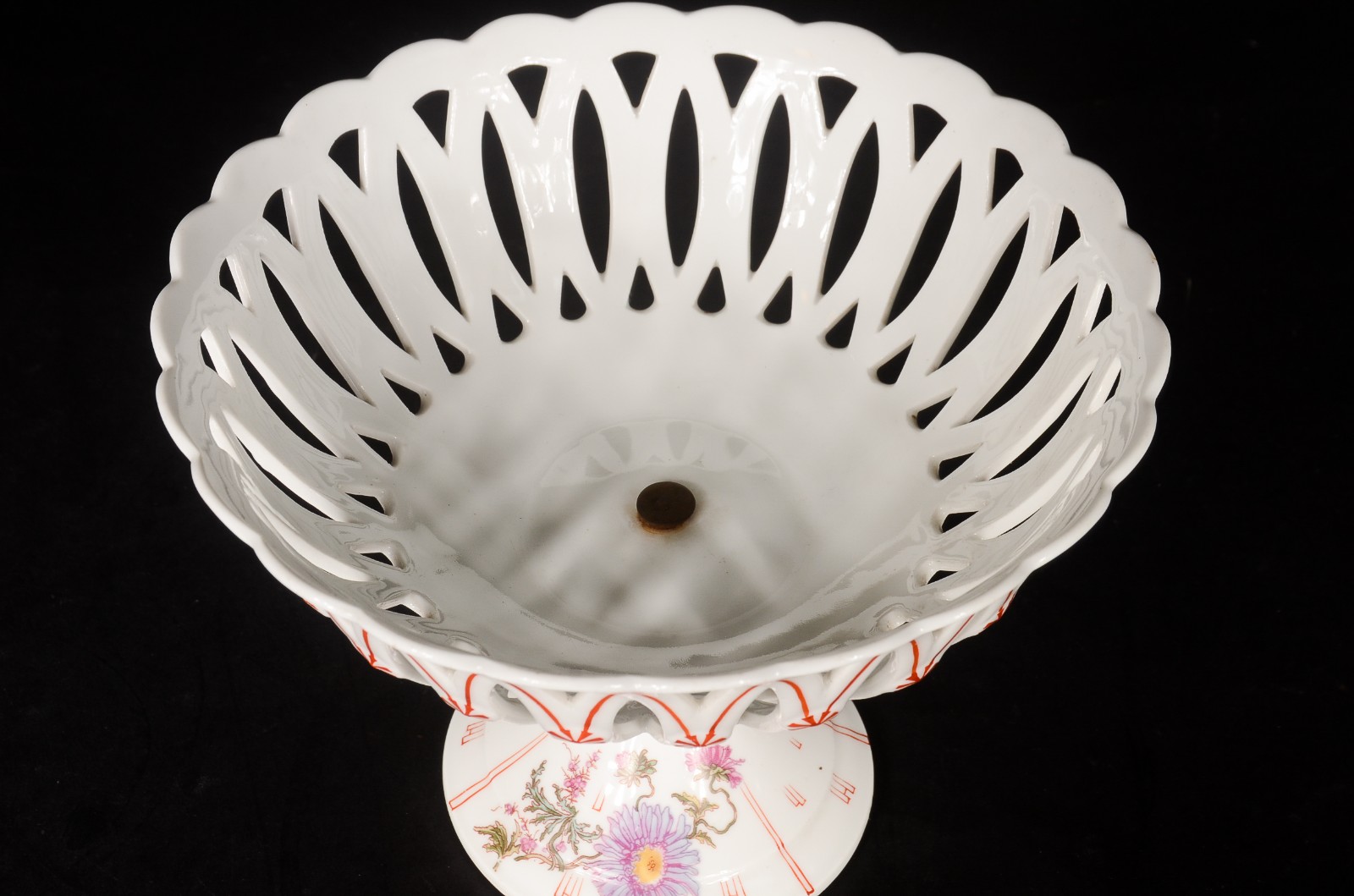 Fruteira de porcelana francesa D&C, fundo branco decorado com flores... - foto 3 de 10