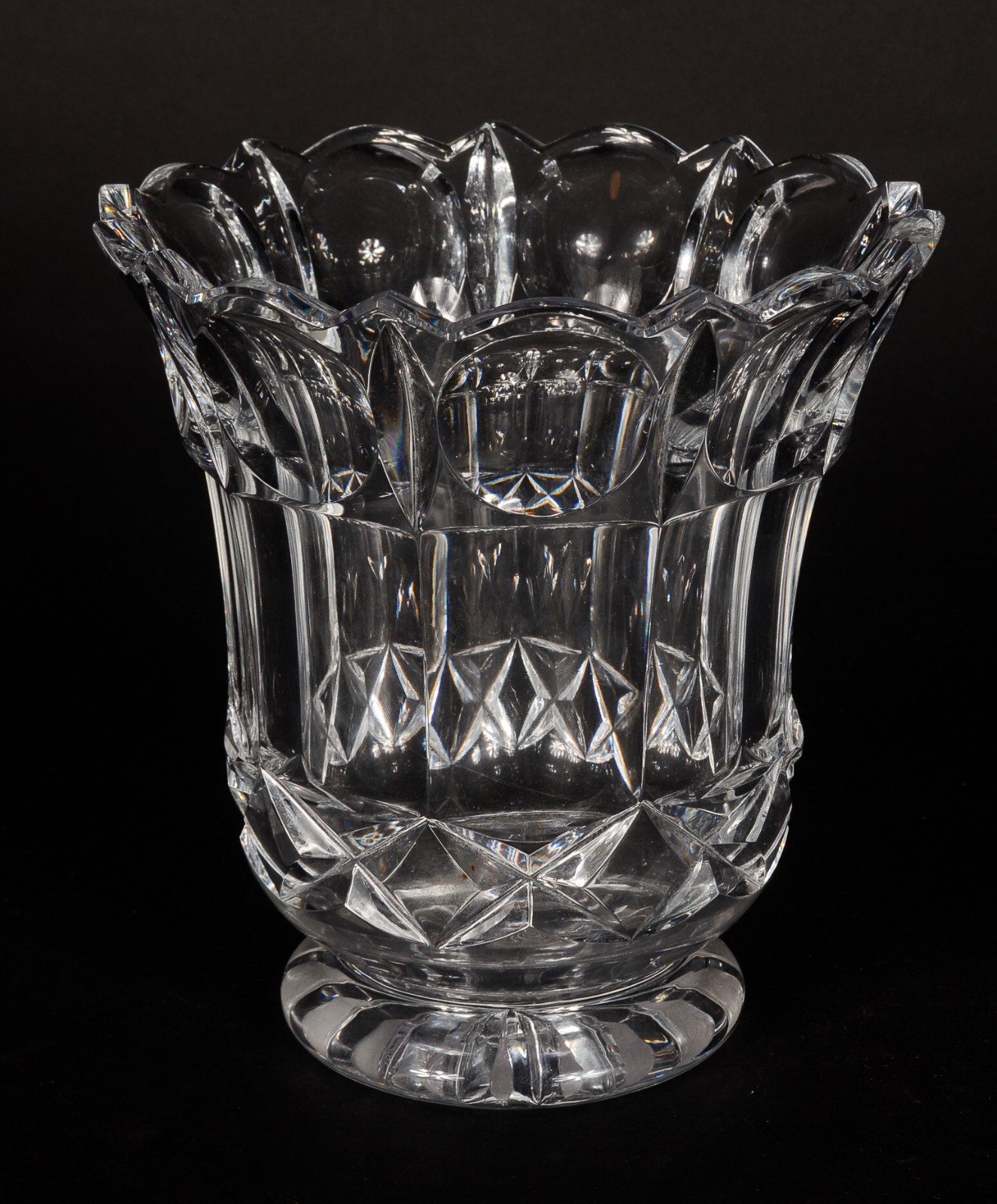 Diversas peças de cristal, sendo: 2 bandejas, porta petiscos e vaso. - foto 2 de 11