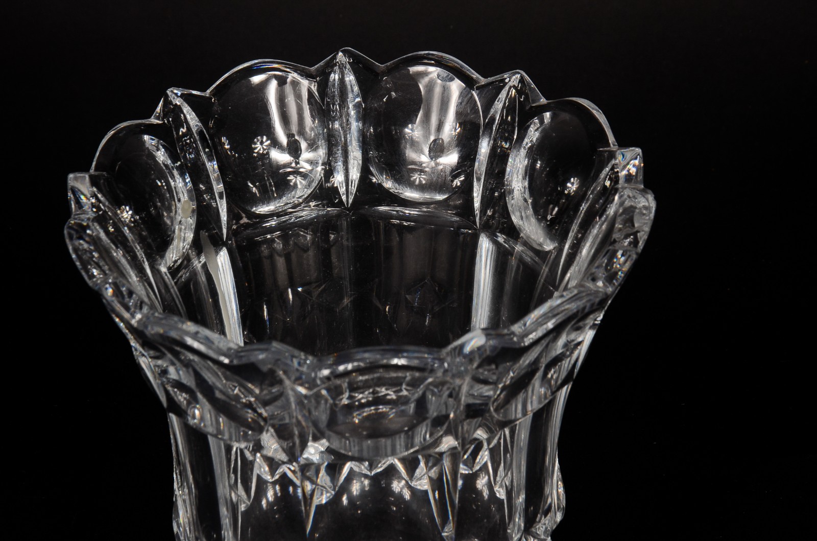 Diversas peças de cristal, sendo: 2 bandejas, porta petiscos e vaso. - foto 3 de 11