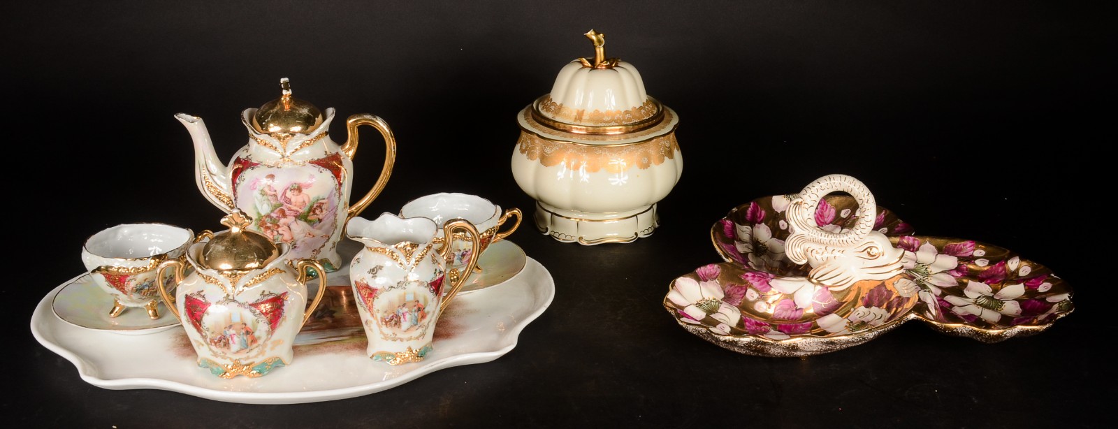 Tetê a tetê de porcelana com cena romântica policromada com 5 peças... - foto 1 de 11
