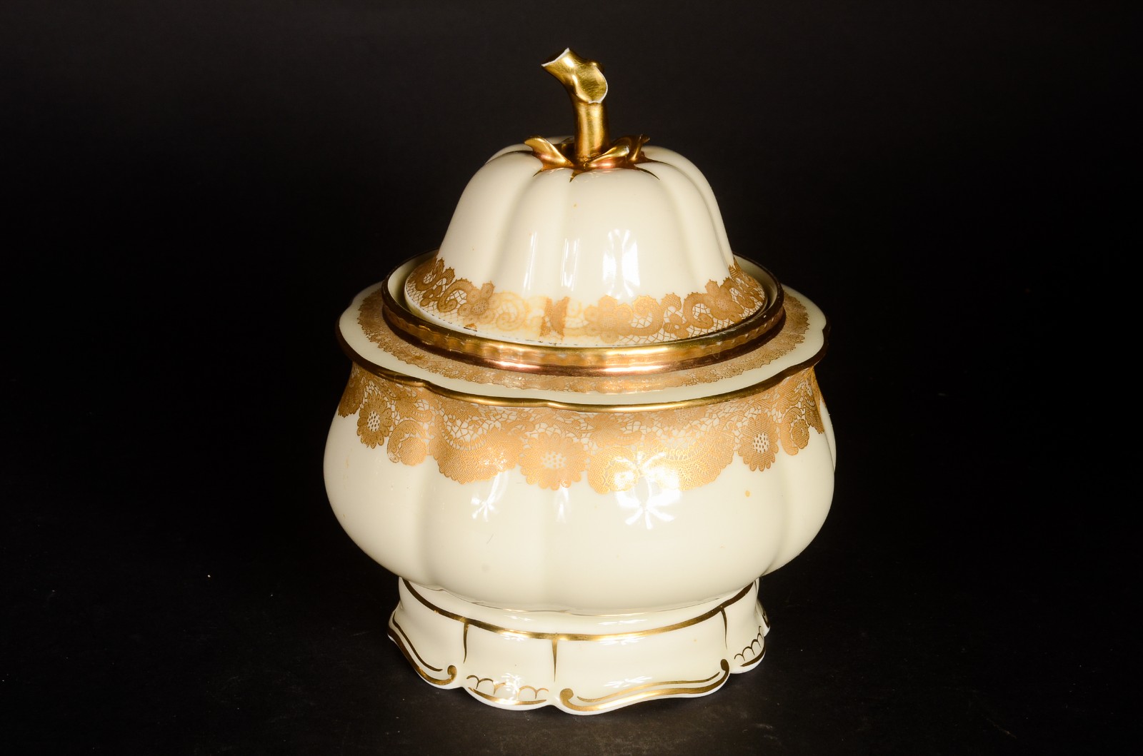 Tetê a tetê de porcelana com cena romântica policromada com 5 peças... - foto 3 de 11