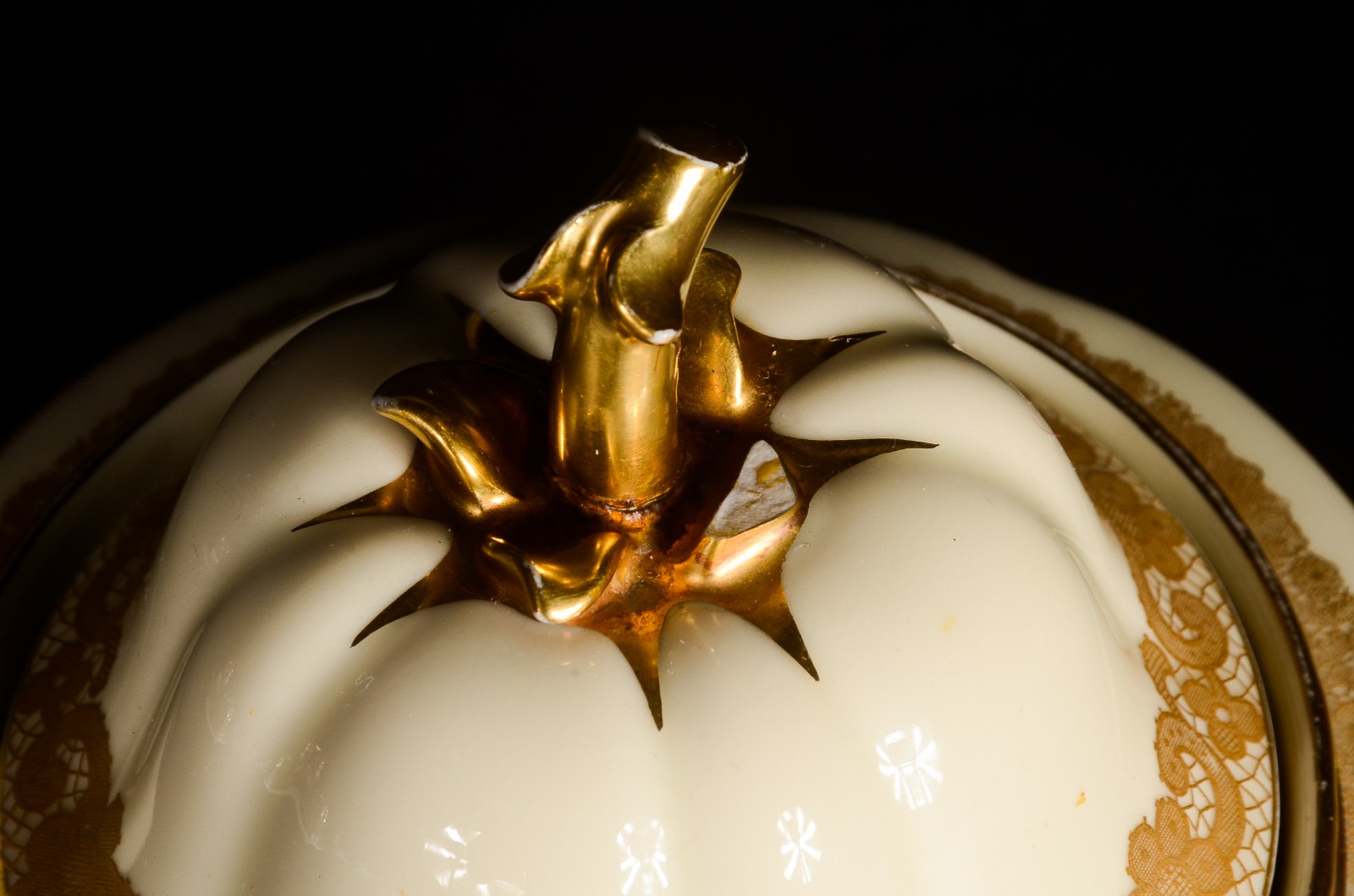 Tetê a tetê de porcelana com cena romântica policromada com 5 peças... - foto 4 de 11
