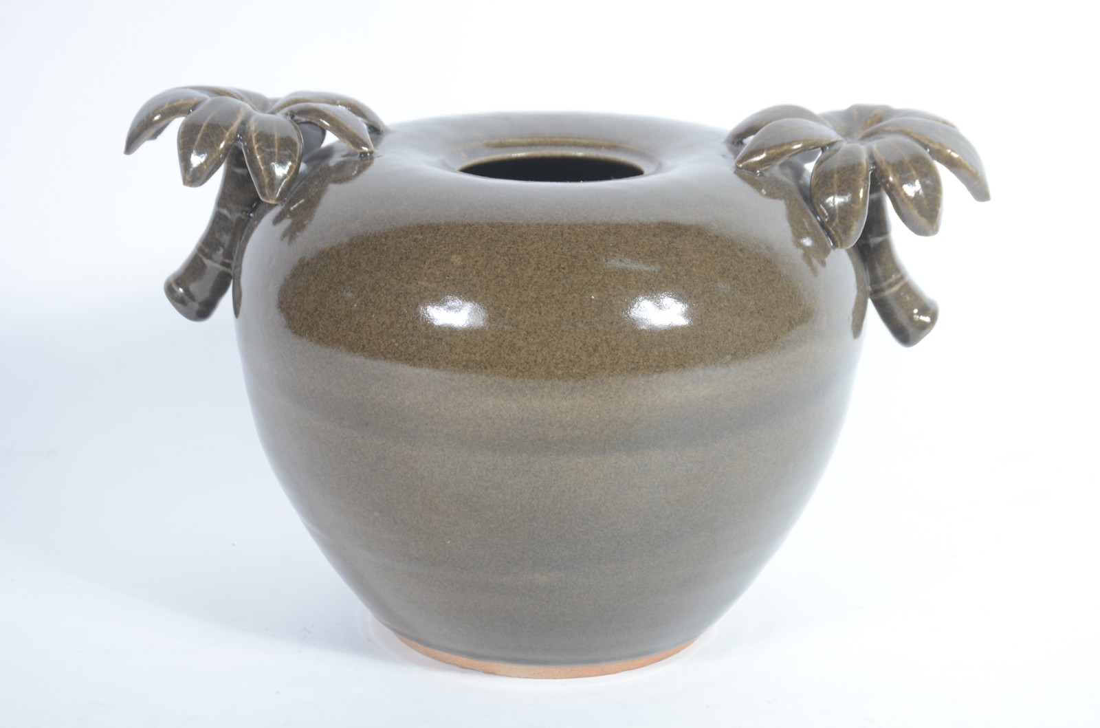 Vaso decorativo de cerâmica na cor esverdeada com pegas laterais na... - foto 1 de 4