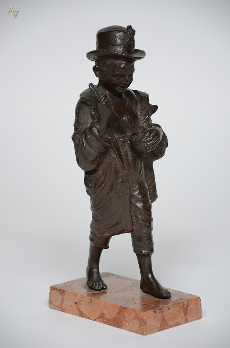 Escultura de bronze representando Figura com chapéu. Altura 30 cm. - foto 1 de 2
