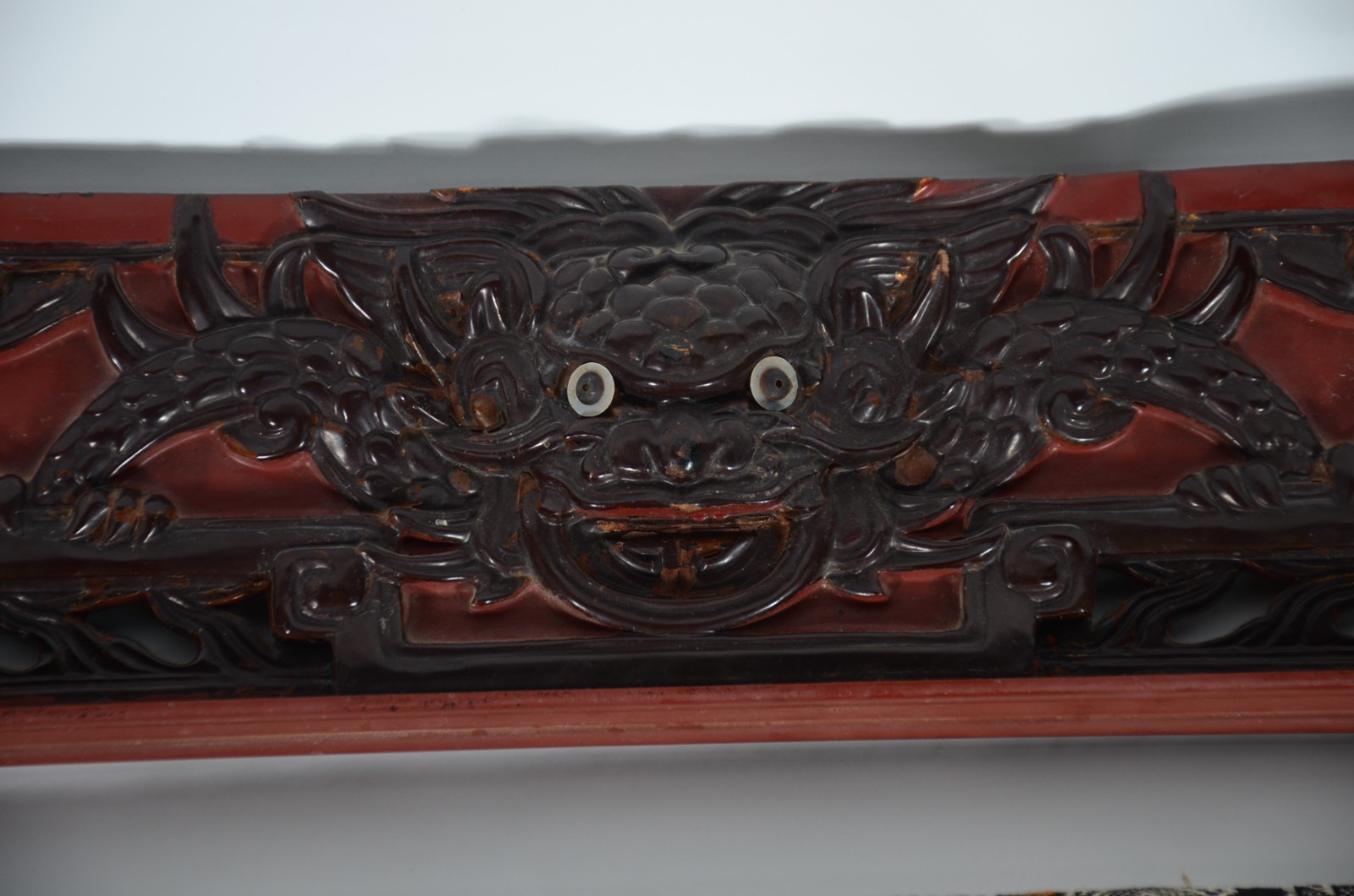 Tapete oriental com suporte de madeira para pendurar. (bordas com... - foto 7 de 9