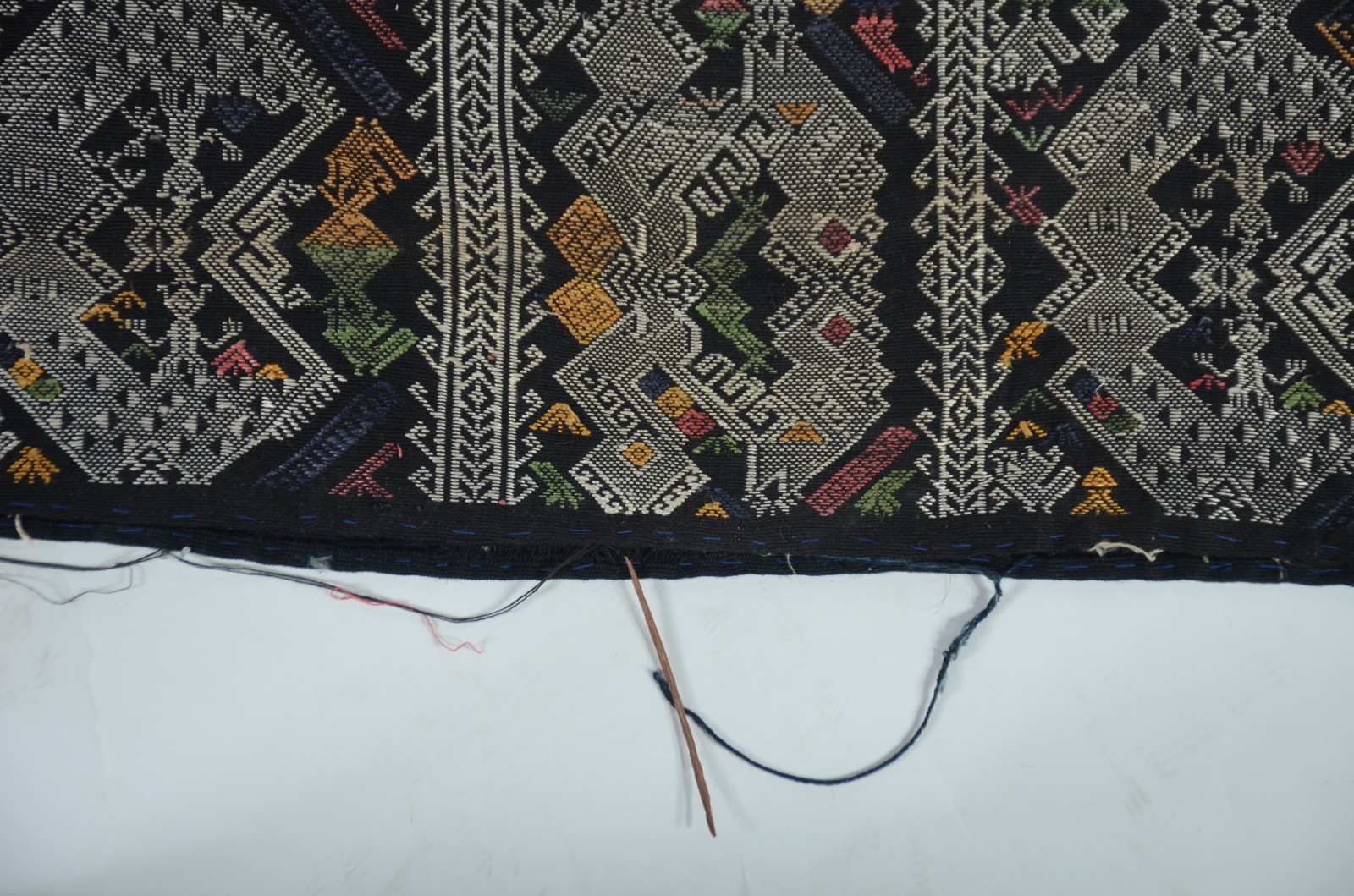 Tapete oriental com suporte de madeira para pendurar. (bordas com... - foto 5 de 9