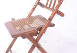 Pequena cadeira articulada de madeira nobre com... - Pequena cadeira articulada de madeira nobre com assento de palhinha.