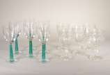 Diversas peças, sendo: 6 taças para vinho de vi... - Diversas peças, sendo: 6 taças para vinho de vidro com pés verdes e 5 taças facetadas e decoradas com guirlandas florais.