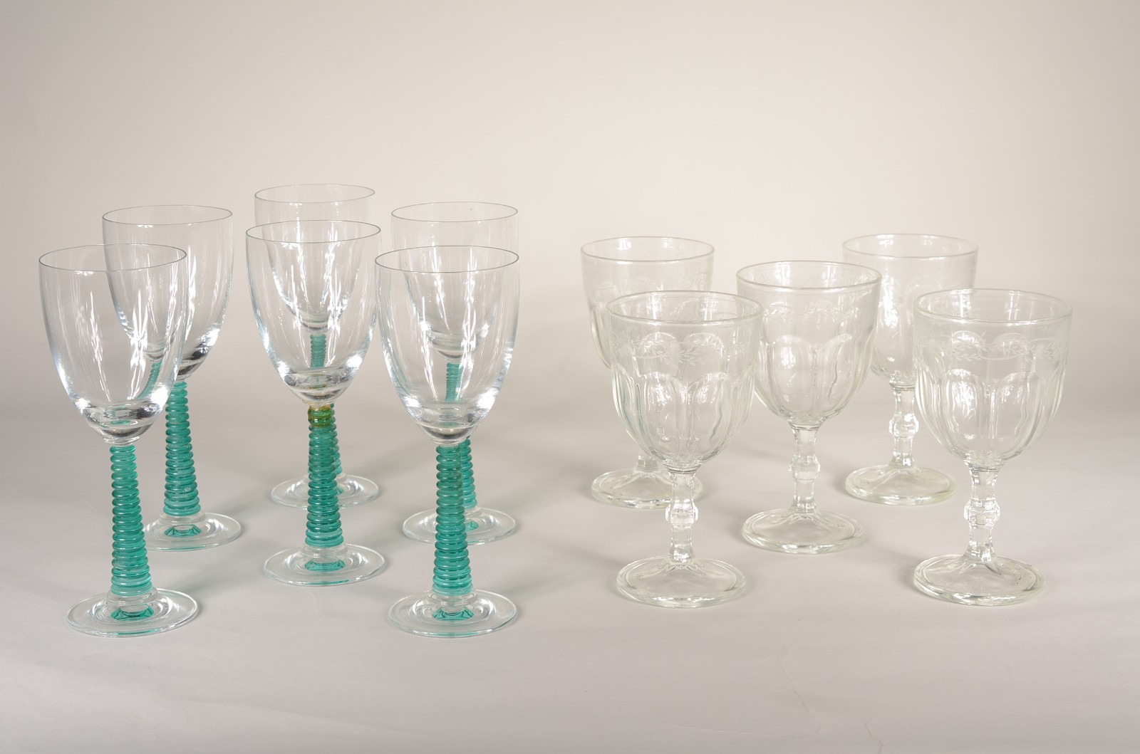 Diversas peças, sendo: 6 taças para vinho de vidro com pés verdes e 5... - foto 1 de 8