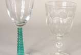 Diversas peças, sendo: 6 taças para vinho de vi... - Diversas peças, sendo: 6 taças para vinho de vidro com pés verdes e 5 taças facetadas e decoradas com guirlandas florais.