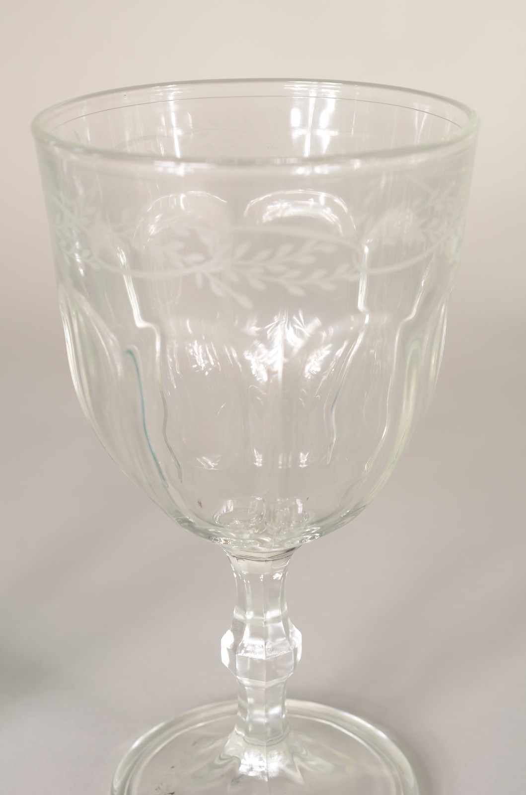 Diversas peças, sendo: 6 taças para vinho de vidro com pés verdes e 5... - foto 3 de 8