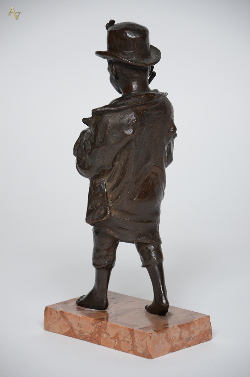 Escultura de bronze representando Figura com chapéu. Altura 30 cm. - foto 2 de 2
